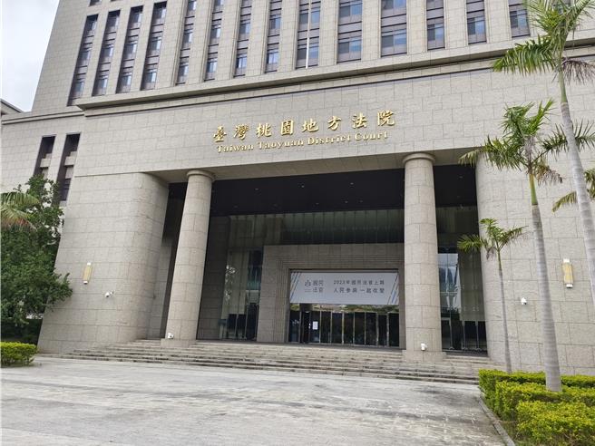 桃园市郭姓男子去年底移车撞到抽水马达，警方到场后对其酒测，发现酒精浓度达0.58毫克送办。郭男称没有喝酒，但刚使用有酒精的漱口水。桃园地院法官当庭勘验，郭男使用同样漱口水隔3分钟再用矿泉水漱口，酒精同样超标，法院判无罪。（赖佑维）