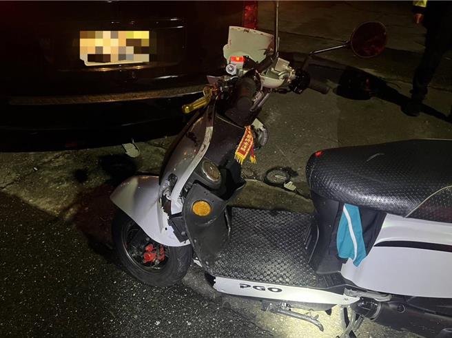 台东市28日发生机车追撞小货车事故。（台东警分局提供／蔡旻妤台东传真）