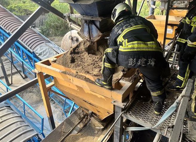 台中工人跌落工地砂石輸送槽遭活埋，消防緊急救援。(戴志揚翻攝)