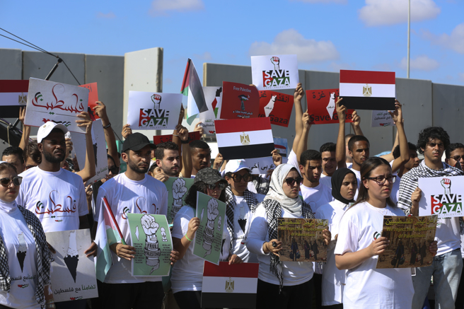 埃及民眾在拉法邊界關卡聲援加薩。（圖/美聯社）
