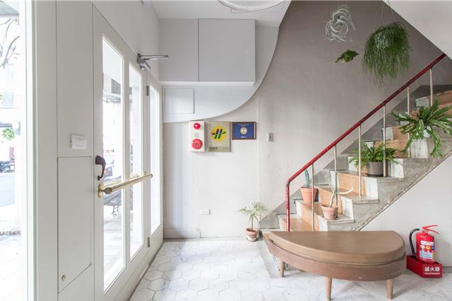 高市府青年局推薦一系列極具特色的青創旅宿，其中，熱愛自助旅行的情侶Nato與Trista返鄉後，藉由青創貸款承租改造60多年歷史的老旅社「鶴宮寓」。（高市府青年局提供／洪浩軒高雄傳真）