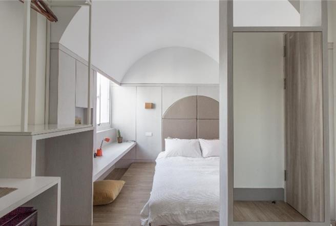 高市府青年局推薦一系列極具特色的青創旅宿，其中，熱愛自助旅行的情侶Nato與Trista返鄉後，藉由青創貸款承租改造60多年歷史的老旅社「鶴宮寓」。（高市府青年局提供／洪浩軒高雄傳真）