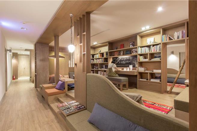 高市府青年局推薦一系列極具特色的青創旅宿，其中，熱愛自助旅行的情侶Nato與Trista返鄉後，藉由青創貸款承租改造60多年歷史的老旅社「鶴宮寓」。（高市府青年局提供／洪浩軒高雄傳真）