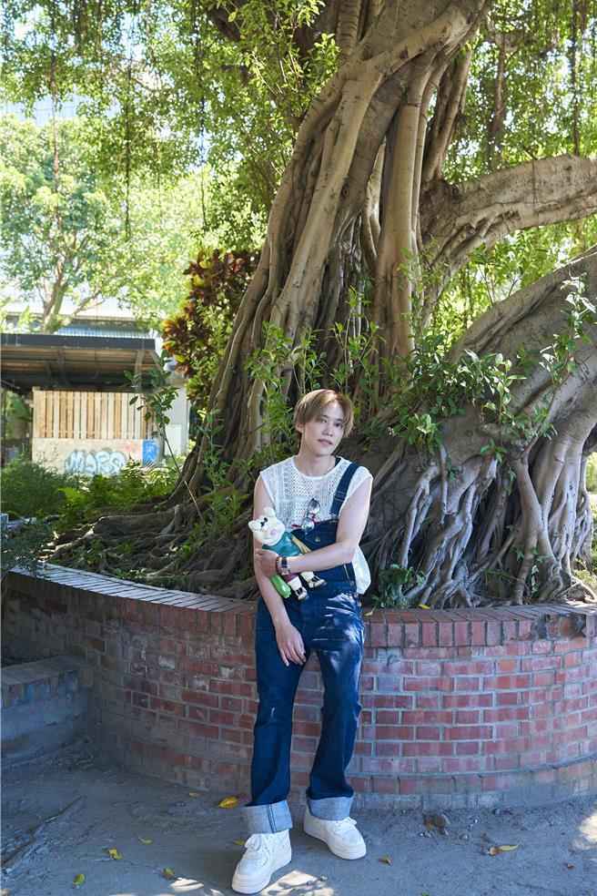 千贺健永与展览的灵魂人物「FiNGA君」合照，透露该角色是他花了7个月打造。（大鸿艺术提供）