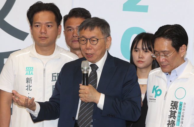 民眾党总统参选人柯文哲（中）29日出席立委张其禄竞选总部开幕茶会，回答蓝白合时事问题。（陈怡诚摄）