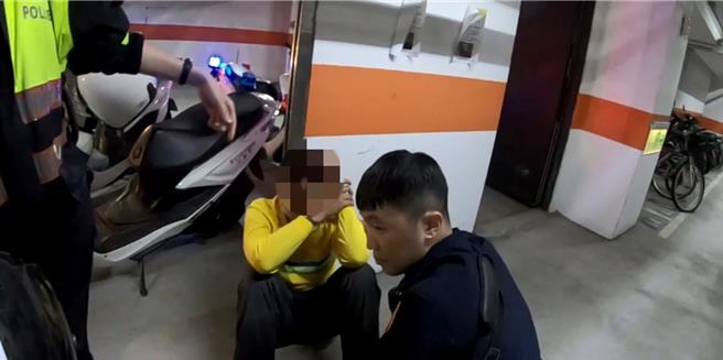 陳男騎機車違規遇攔查，逃進社區地下停車場，最後仍遭員警逮補，身上還搜出海洛因。（翻攝畫面）