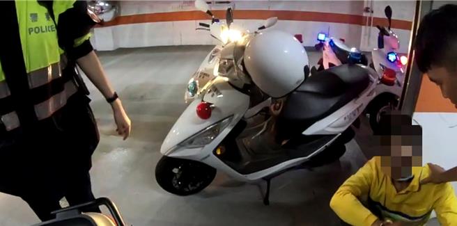 陳男騎機車違規遇攔查，逃進社區地下停車場，最後仍遭員警逮補，身上還搜出海洛因移送法辦。（翻攝畫面）