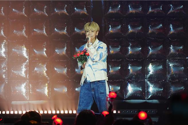 《GBSW》台湾最终场歌迷为鼓鼓制造惊喜，送上玫瑰花海。（相信音乐提供）