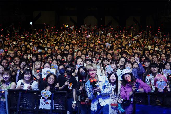 《GBSW》台湾最终场歌迷为鼓鼓制造惊喜，送上玫瑰花海。（相信音乐提供）