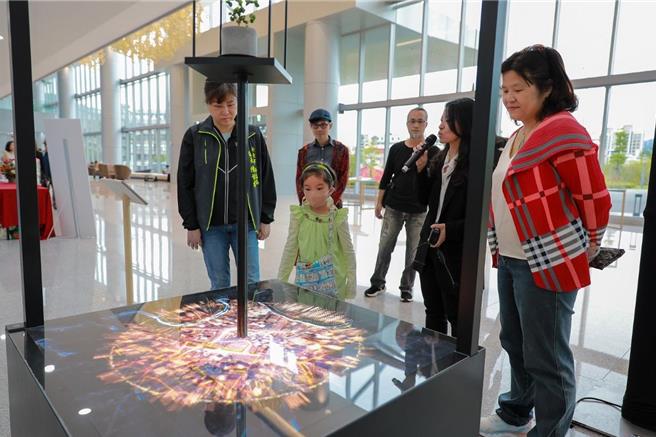 新北市新店宝高智慧产业园区今（29）日起展出「流动地志—宝高公共艺术展」，经发局长何怡明（右）前往参展，并颁奖给参与10月宝高公共艺术徵件摄影及绘画比赛得奖作品。（新北市经发局提供）