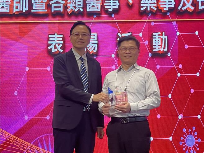 宏其婦幼醫院小兒科醫師黃泰穎（右）獲獎，由市長張善政（左）親自頒獎。(呂筱蟬攝)