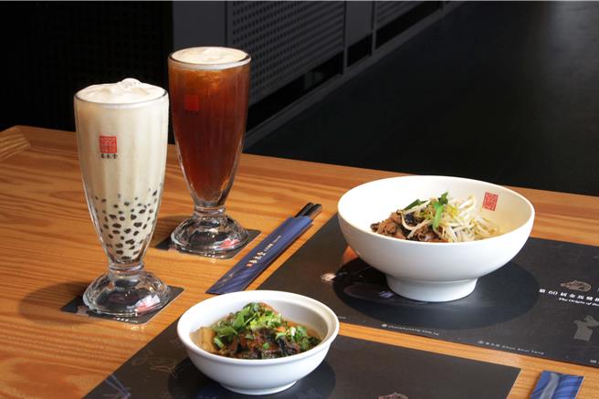 春水堂与金马联名将内用餐垫纸、外带纸杯等更换新的视觉设计，飘散浓浓典礼仪式感。（春水兴业集团提供／朱世凯台北传真）