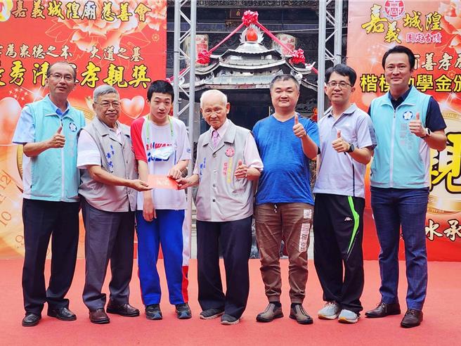 民生国中二年级特教生宋惟森（左三）29日在父亲宋建兴（右三）陪伴下，29日接受嘉义市城隍庙董事长赖永川（左四）颁发「清寒孝亲奖楷模助学金」。（吕妍庭摄）