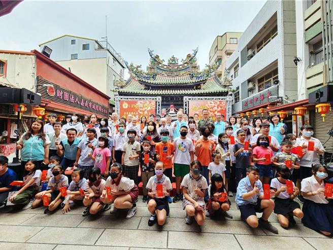 嘉义市城隍庙慈善会29日颁发第10届「清寒孝亲奖楷模助学金」，表彰72位逆境天使。（吕妍庭摄）