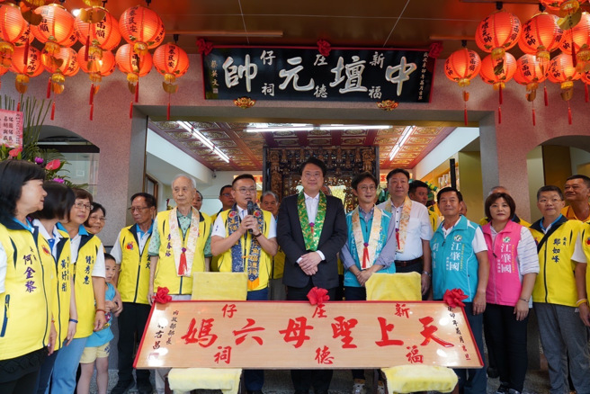 內政部長林右昌今（28日）南下台中東區新庄仔福德祠祭拜贈匾。同時為參選立委的民進黨籍市議員江肇國造勢，在地議員鄭功進、陳雅惠也全程陪同參與。