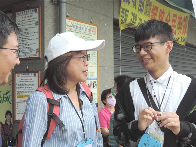 北高雄家扶中心受助学生冯家佑（右）29日与认养人林阿姨相见欢。（北高雄家扶中心提供／林瑞益高雄传真）