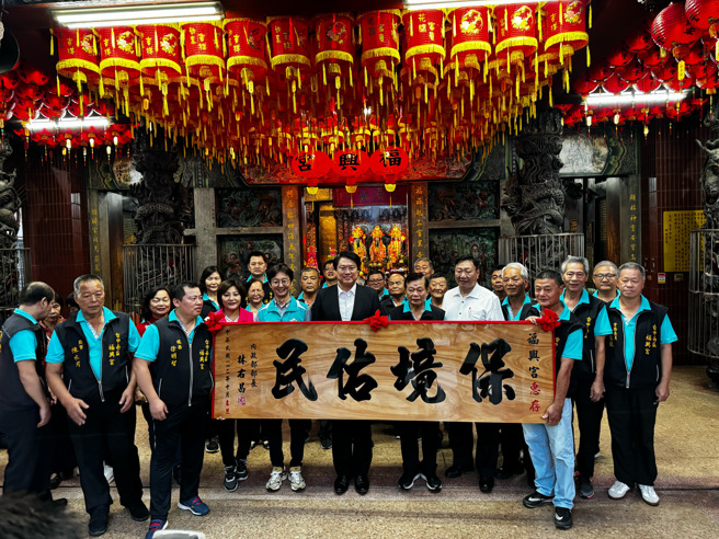 內政部長林右昌今（28日）南下台中南區下橋福興宮祭拜贈匾。同時為參選立委的民進黨籍市議員江肇國造勢，在地議員鄭功進、陳雅惠也全程陪同參與。