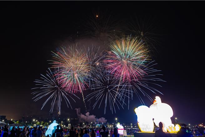 南投巧克力咖啡节愈晚愈热闹，28日晚间卡娜赫拉的小动物无人机烟火秀吸引大批民眾驻足观赏抢拍，29日晚间还有一场。（南投县政府提供／杨静茹南投传真）