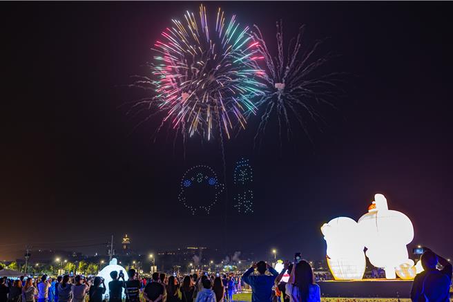 南投巧克力咖啡节推出卡娜赫拉的小动物无人机烟火秀，28日晚间璀璨首演，10月29日、11月4日各有一场。（南投县政府提供／杨静茹南投传真）