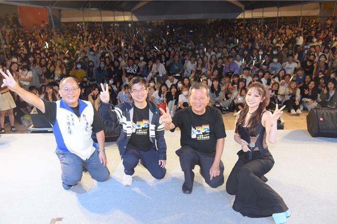 Ｒ＆Ｂ星光演唱会，歌手轮番登台演唱，吸引大批粉丝及年轻人聚集，挤爆会埸。（南投县政府提供／杨静茹南投传真）