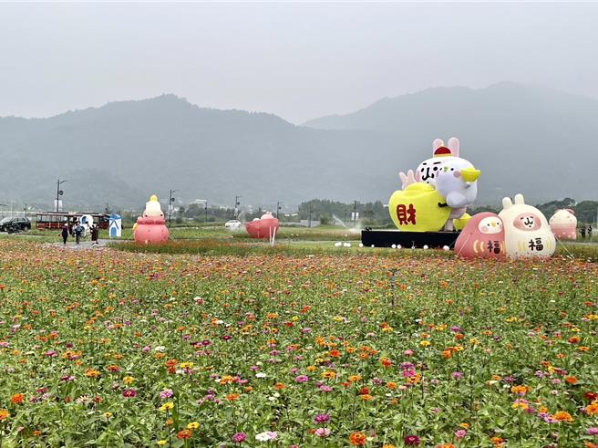 南投巧克力咖啡节在埔里福兴温泉区登场，大片花海节合「卡娜赫拉的小动物」专属灯区，吸引游客赏花拍照。（杨静茹摄）
