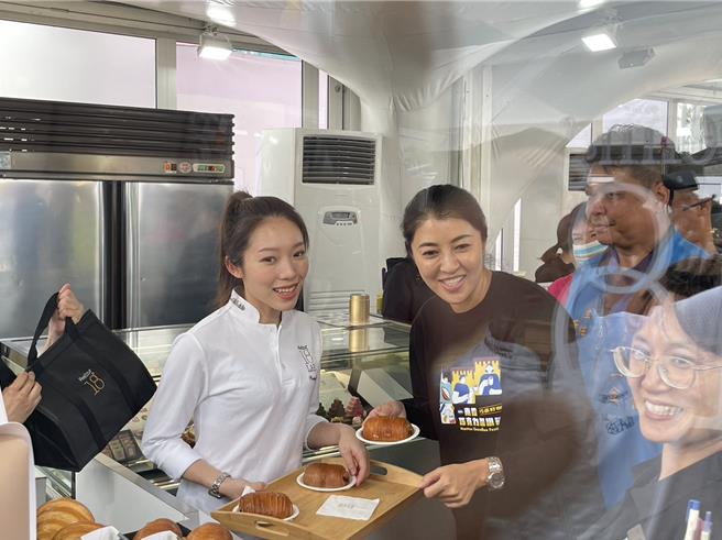 南投知名的Feeling18巧克力工房共计超过50家品牌参展，南投县长许淑华走访摊位採购。（杨静茹摄）