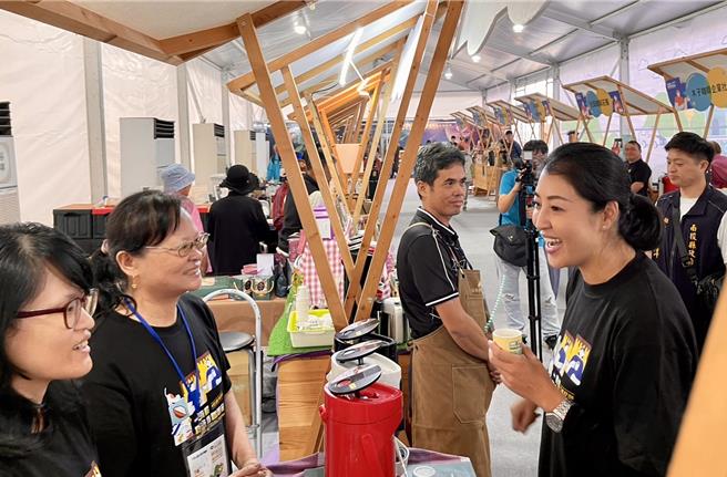 南投巧克力咖啡节有超过50家在地精品咖啡及巧克力展售，店家招呼南投县长许淑华品嚐咖啡、吃巧克力。（杨静茹摄）