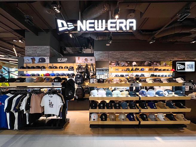 坐落於繁華東區地段的NEW ERA「新光三越忠孝」（鑽石塔）全新店櫃正式開幕，限時享折價或拿贈品好康。（NEW ERA提供／朱世凱台北傳真）