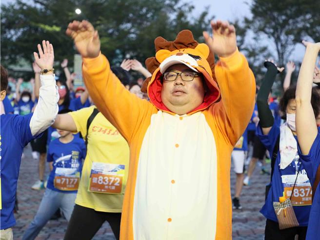 为迎接将到来的万圣节，立委蔡易余特地穿上狮子装。（嘉义县政府提供∕吕妍庭嘉义传真）