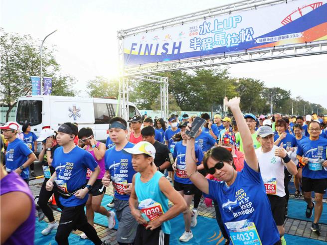第一届水上UP半程马拉松今清晨也鸣枪起跑。（嘉义县政府提供∕吕妍庭嘉义传真）