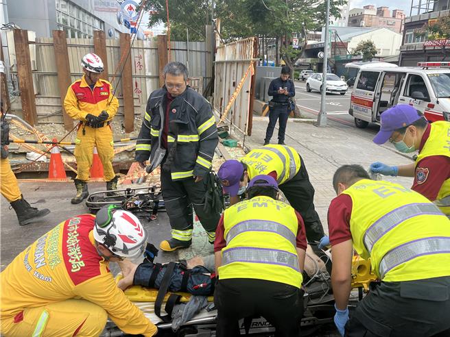 桃园市桃园区1建筑工地今天早上发生1名工人下车后，因重心不稳不慎摔落10米电梯井，桃园市大有消防分队获报前往救援。（翻摄照片）