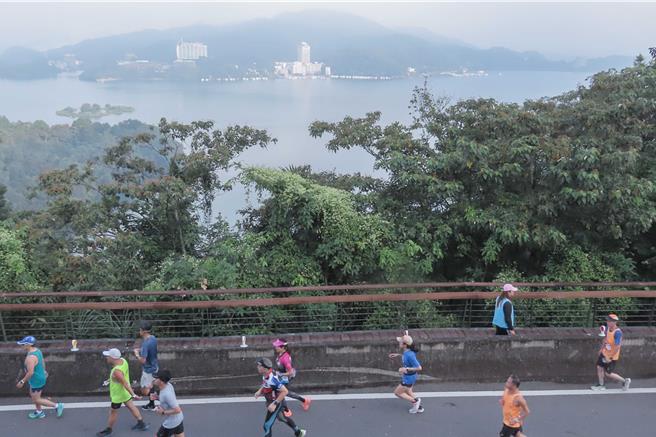 30多國、6500多名跑者參加日月潭環湖馬拉松，主辦單位秉持「每跑1公里，捐贈1塊錢」的公益信念，共捐出16.5萬善款。（日月潭風管處提供／楊靜茹南投傳真）