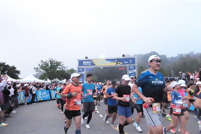 「2023日月潭環湖馬拉松」29日從日月潭向山遊客中心開跑，超過6500名跑者共襄盛舉。（日月潭風管處提供／楊靜茹南投傳真）