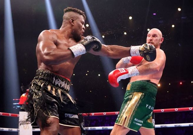 前格斗冠军纳干诺(左)初登拳坛就一鸣惊人。（路透）