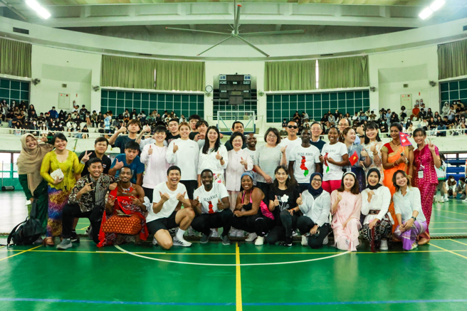 吴淑芳校长方芳理事长刘玟宜院长林惠如副院长刘介宇主任徐建业主任与国际生合影。(北护大提供)