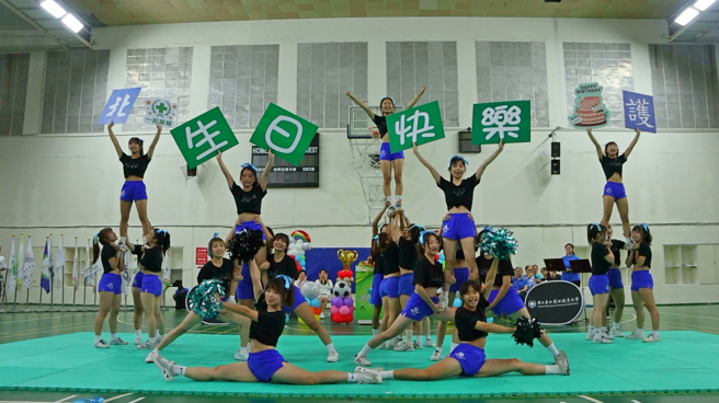 竞技啦啦队等同学共祝北护大生日快乐。(北护大提供)