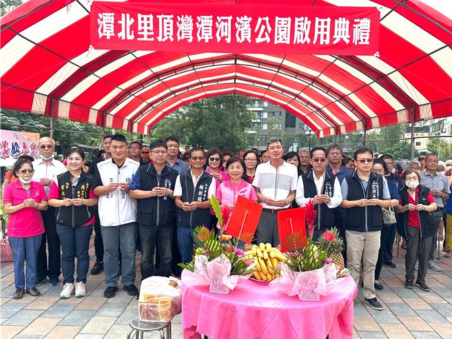 台中市潭子区柳川排水潭北段护岸改善及人行道29日上午举办完工启用典礼，吸引地方逾400位民眾共同庆祝。（立委杨琼璎办公室提供／潘虹恩台中传真）