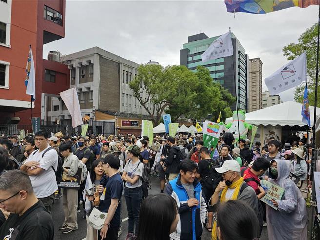 「2023为野生动物而走」今(29)日于立法院群贤楼前举办，呼吁各界重视野生动物保育，共同面对游荡犬猫议题，现场超过千人响应。（李柏澔摄）