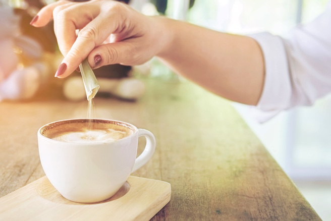 近日發表的丹麥研究顯示，喝咖啡、喝茶時額外加糖，在統計學上與心血管疾病等死亡率並無顯著關聯。（示意圖／shutterstock）