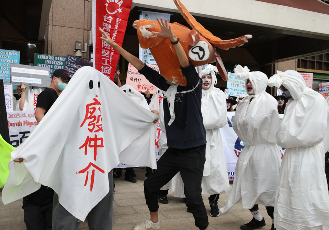 西洋的万圣节将至，台湾移工联盟及外籍劳工团体29日在台北车站南二门举行「没有甜头 只有苦头 NO TREAT ONLY TRICK」记者会，出席的移工们装扮成「床单鬼」、「裹尸鬼」，演出行动剧，希望能团结力量，驱逐横行人世间吸取移工血汗的「仲介鬼」，并表达「政府应承担聘雇责任，废除私人仲介制度」的诉求。（刘宗龙摄）