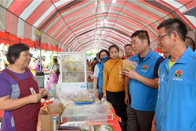 縣長鍾東錦與現場攤商互動。（苗栗縣政府提供／李京昇苗栗傳真）