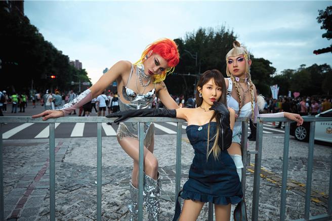 张若凡28日（中）现身同志大游行活动。（索尼音乐提供）