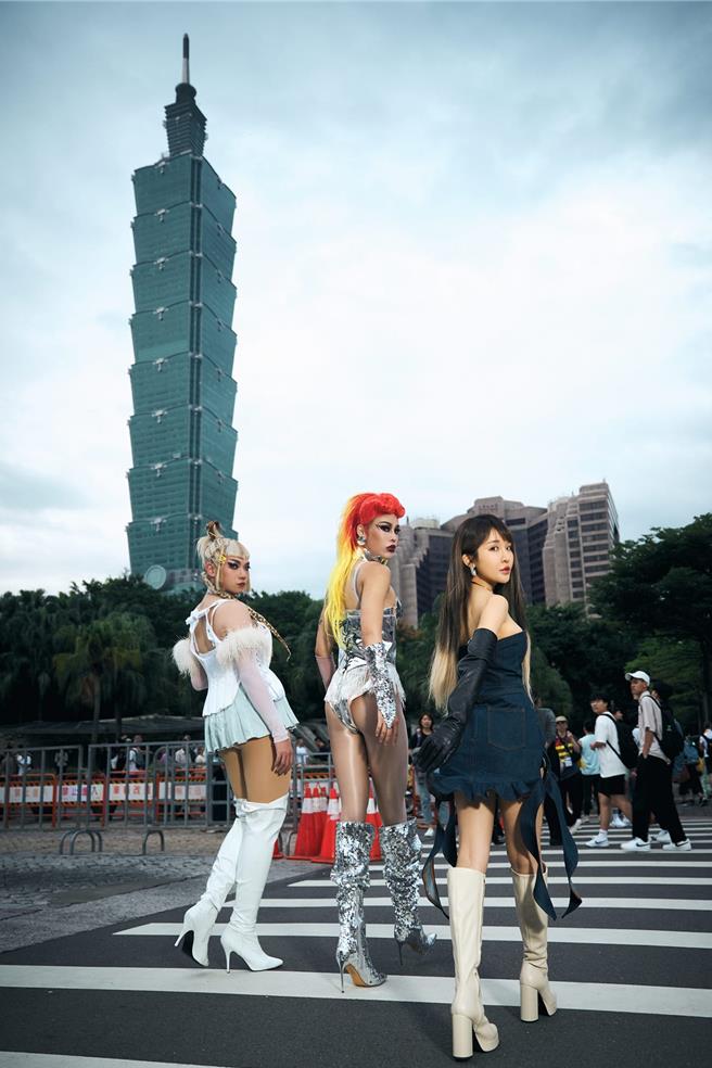 张若凡28日（右）现身同志大游行活动。（索尼音乐提供）