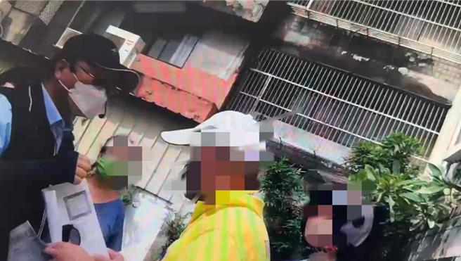 台中市王姓民眾29日在网路指控，登革热喷药等人员到住家清消，不脱鞋踩破磁砖，警方回应并无破坏瓷砖一事；台中市东区公所回应表示，实施防治作业一切合法。（民眾提供／陈淑芬台中传真）