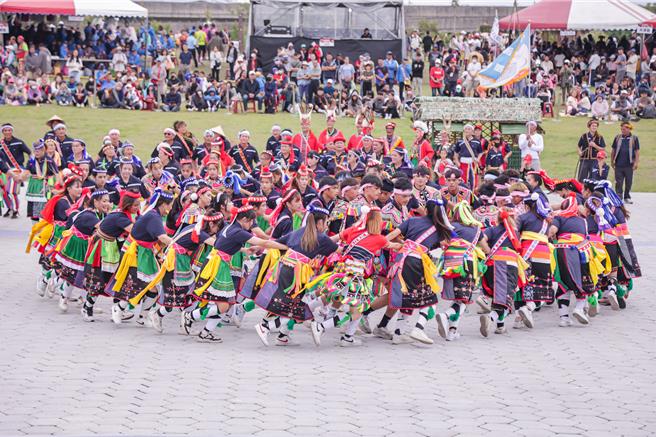 桃园市原住民族联合丰年节舞蹈比赛，多元族群展特色。（吕筱蝉摄）