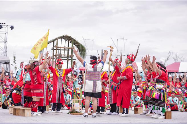 桃园市原住民族联合丰年节舞蹈比赛，多元族群展特色。（吕筱蝉摄）