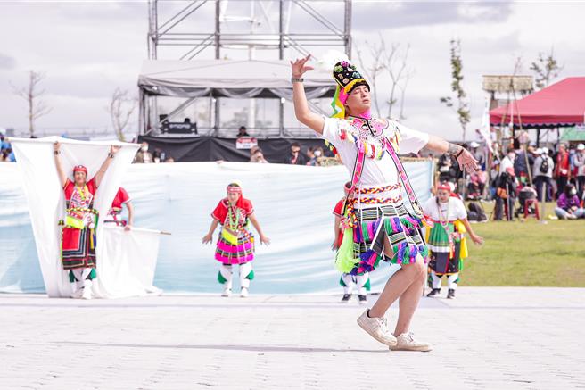 桃园市原住民族联合丰年节舞蹈比赛，多元族群展特色。（吕筱蝉摄）