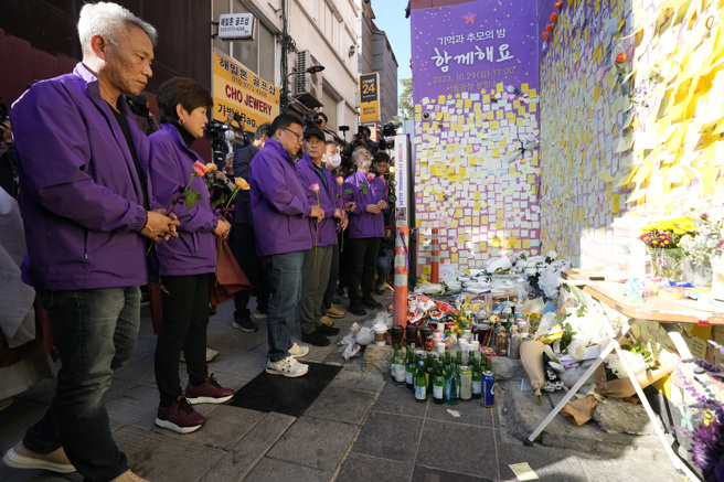 去年10月29日梨泰院发生严重踩踏事故造成160人死亡，家属今天将在首尔举行大规模活动纪念罹难者。（图/美联社）
