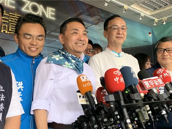 国民党主席朱立伦与国民党总统参选人侯友宜今出席全国客家支持侯友宜竞选总统及立委提名同志团结大会时受访。（张薷摄）