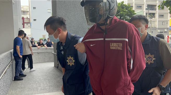 屏東市29日清晨刺青店驚傳火警，造成1死1傷，警方查出是人為縱火，下午2時20分將涉案的19歲許姓男子逮捕到案，初步了解是糾紛所致，許嫌在進到屏東警分局前，遭黃男悲憤的親友們怒嗆三字經。（謝佳潾攝）